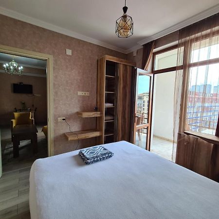 Appartment In Front Of Nuri Lake Batumi Exterior photo