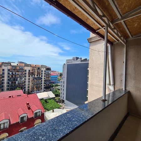 Appartment In Front Of Nuri Lake Batumi Exterior photo