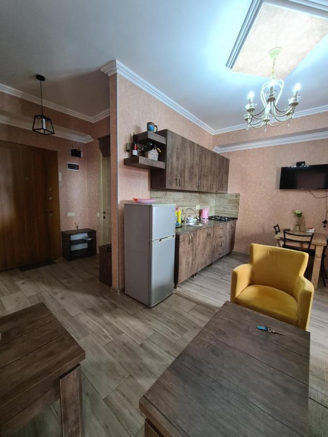 Appartment In Front Of Nuri Lake Batumi Exterior photo